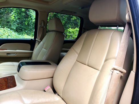 Used 2007 Chevrolet Suburban LTZ w/ LTZ Preferred Equipment Group image 16