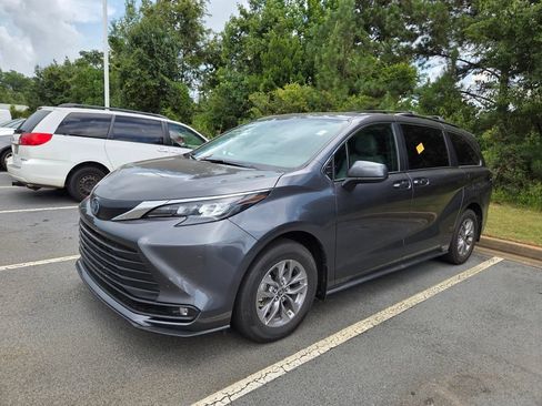 Used 2025 Toyota Sienna XLE FWD image 3