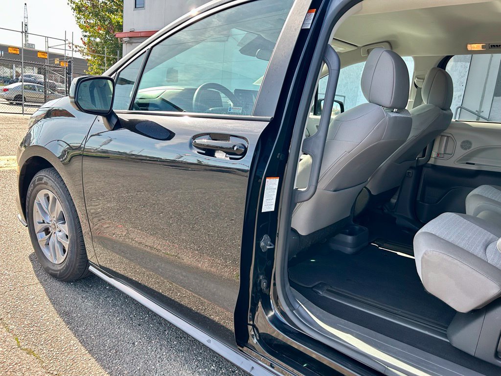 Certified 2024 Toyota Sienna LE AWD/4WD image 11