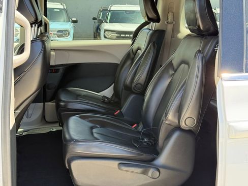 Used 2023 Chrysler Pacifica Touring-L FWD image 8