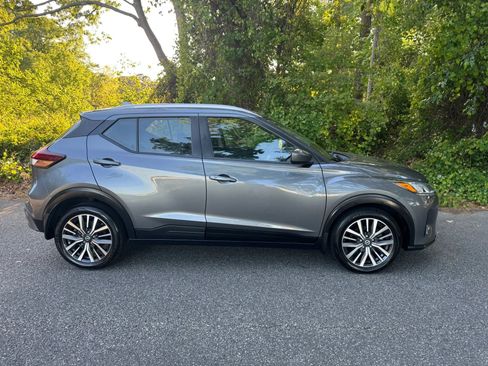 Used 2021 Nissan Kicks SV FWD image 2