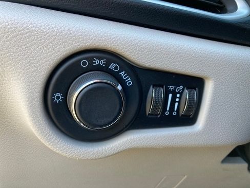 Used 2022 Chrysler Voyager LX image 13