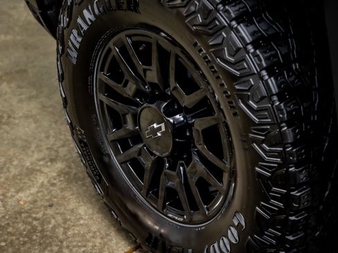 Used 2024 Chevrolet Silverado 2500 ZR2 w/ Technology Package image 22