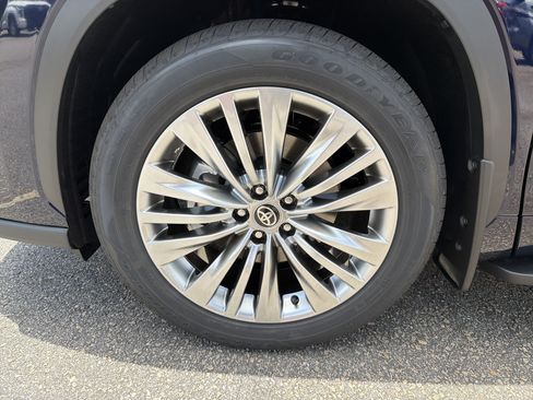 New 2026 Toyota Highlander Platinum AWD/4WD image 11