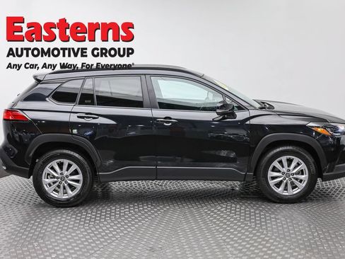 Used 2025 Toyota Corolla Cross LE FWD image 4
