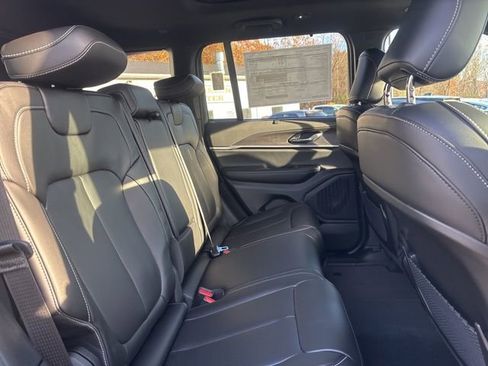New 2025 Jeep Grand Cherokee Limited w/ Luxury Tech Group II image 18