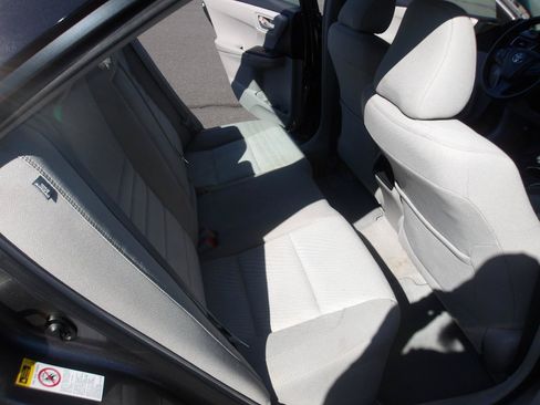 Used 2015 Toyota Camry LE FWD image 11