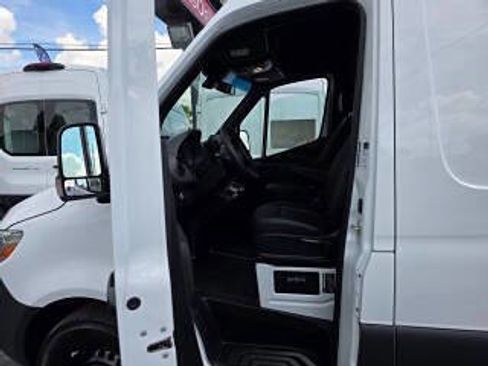 Used 2025 Mercedes-Benz Sprinter 2500 image 15