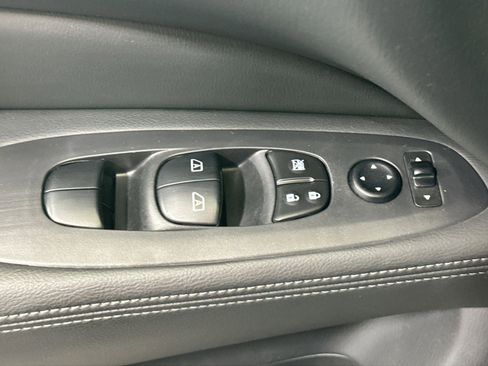 Used 2018 Nissan Pathfinder Platinum image 16