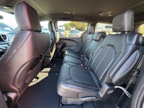 New 2026 Chrysler Pacifica Select image 14