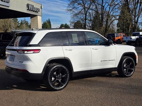 Used 2024 Jeep Grand Cherokee Limited w/ Black Appearance Package image 29