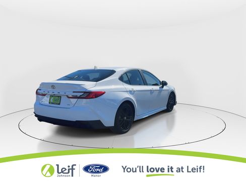 Used 2025 Toyota Camry SE image 8