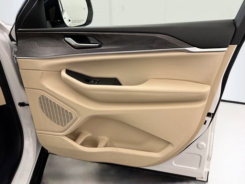 Used 2024 Jeep Grand Cherokee Limited image 34