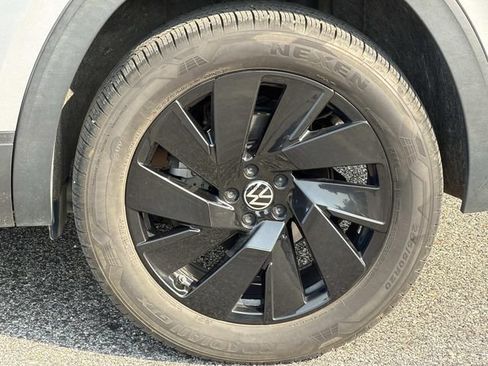 Used 2024 Volkswagen Atlas Cross Sport SE w/ Panoramic Sunroof Package FWD image 15