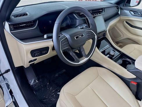 Used 2025 Jeep Grand Cherokee Limited AWD/4WD image 18