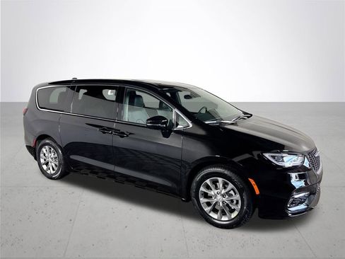 New 2026 Chrysler Pacifica Limited w/ Uconnect Theater Family Group image 4