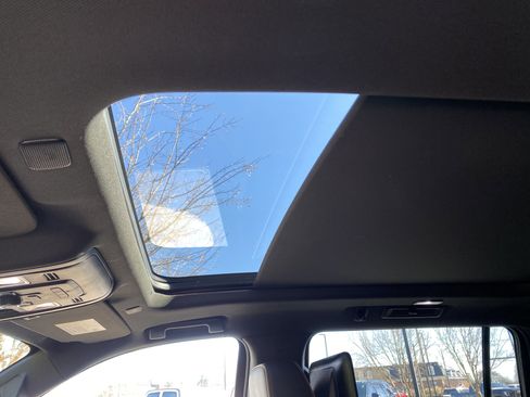 Used 2022 GMC Yukon XL AT4 image 32