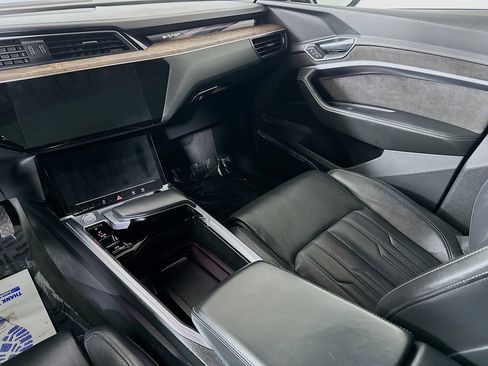 Used 2019 Audi e-tron Prestige w/ Prestige Package image 24
