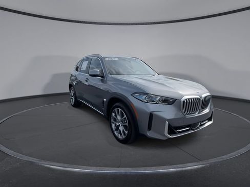 Used 2025 BMW X5 xDrive40i AWD/4WD image 3
