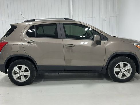 Used 2022 Chevrolet Trax LT w/ Premium Seat Package AWD/4WD image 6