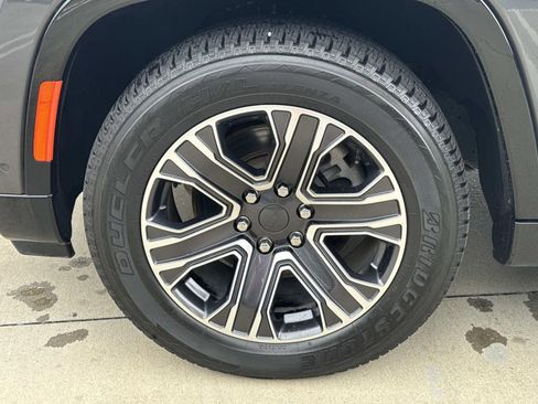 Used 2023 Jeep Wagoneer L Series II image 4