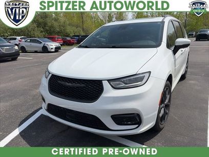 Used 2023 Chrysler Pacifica Touring-L w/ Uconnect Theater Family Group