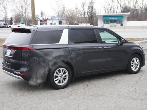 Used 2022 Kia Carnival LX image 11
