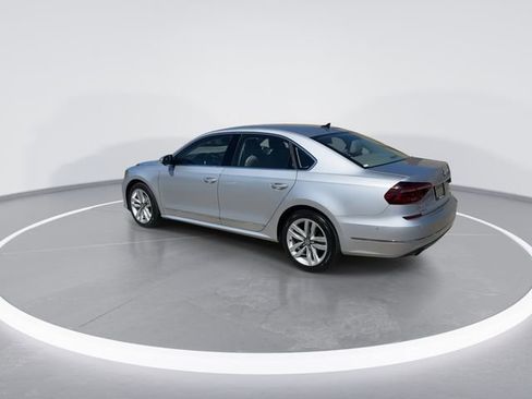 Used 2017 Volkswagen Passat 1.8T SEL Premium FWD image 5