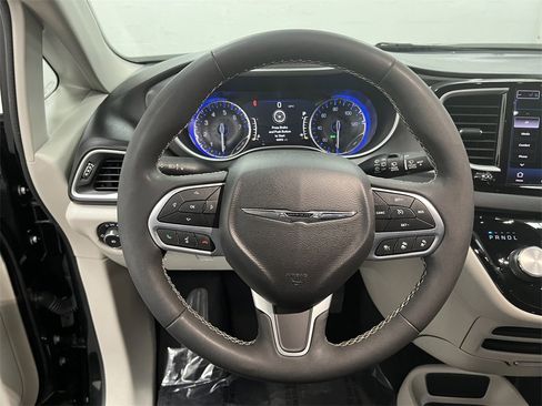 Used 2022 Chrysler Pacifica Touring-L image 17