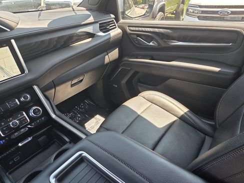Used 2023 GMC Yukon XL Denali AWD/4WD image 16