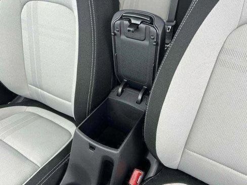 Certified 2025 Hyundai Venue SEL image 18