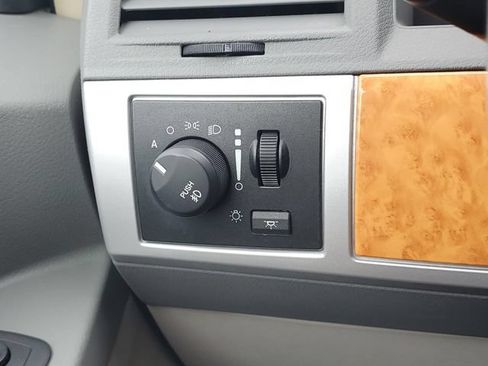 Used 2010 Chrysler Town & Country Limited w/ Entertainment Group #3 FWD image 20