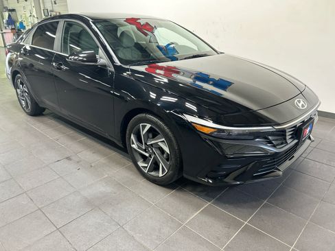 Used 2024 Hyundai Elantra Limited FWD image 2