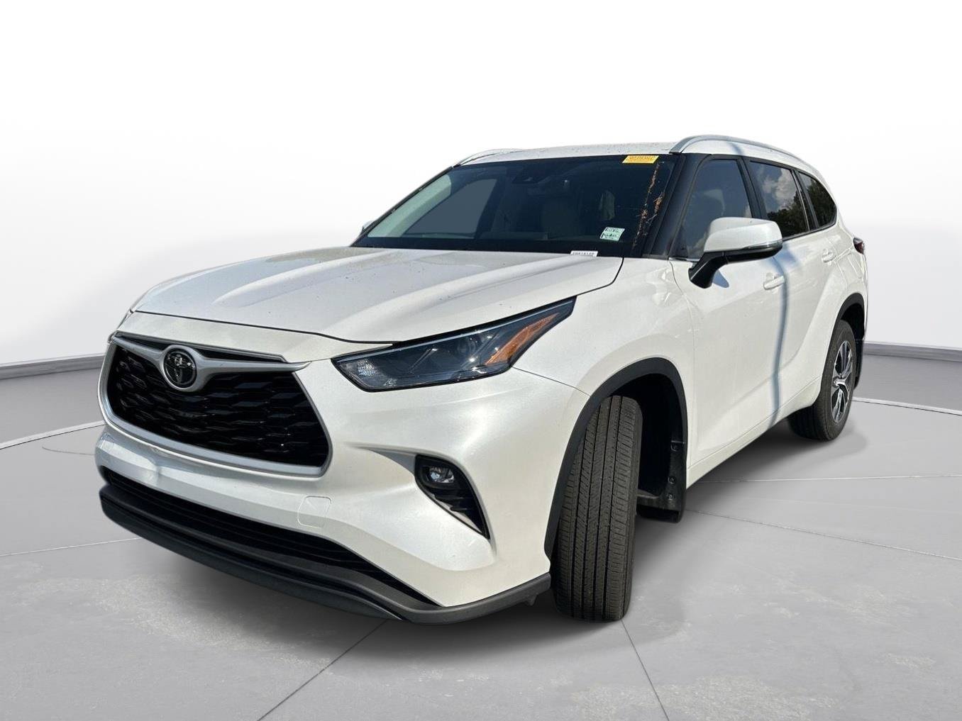 Used 2023 Toyota Highlander XLE FWD image 2