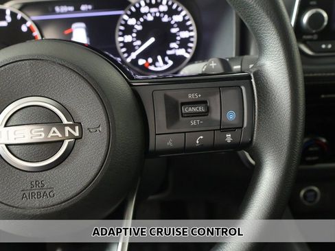 Used 2022 Nissan Rogue SV image 3