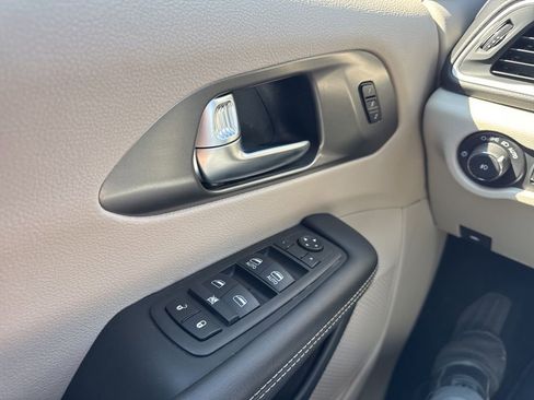Used 2024 Chrysler Pacifica Touring-L FWD image 24
