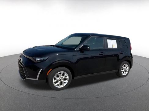 Used 2025 Kia Soul LX w/ LX Technology Package FWD image 8