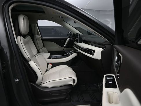 Used 2023 Lincoln Aviator Black Label w/ Class IV Trailer Tow Package AWD/4WD image 32