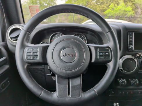 Used 2016 Jeep Wrangler Unlimited Rubicon w/ Connectivity Group image 21