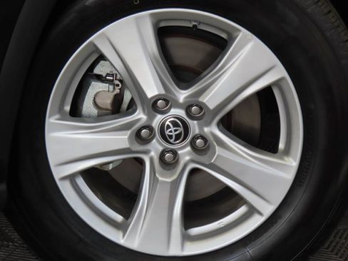 Used 2024 Toyota Highlander LE AWD/4WD image 7