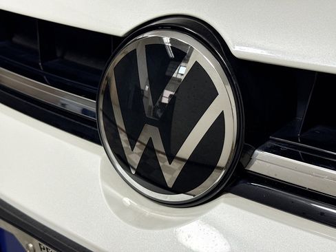 Certified 2025 Volkswagen Jetta SE w/ Sunroof Package image 29