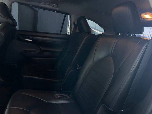 Used 2020 Toyota Highlander XLE image 18