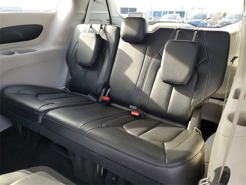 Used 2024 Chrysler Pacifica Select image 30