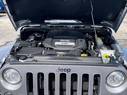 Used 2017 Jeep Wrangler Unlimited Sahara w/ Connectivity Group AWD/4WD image 27