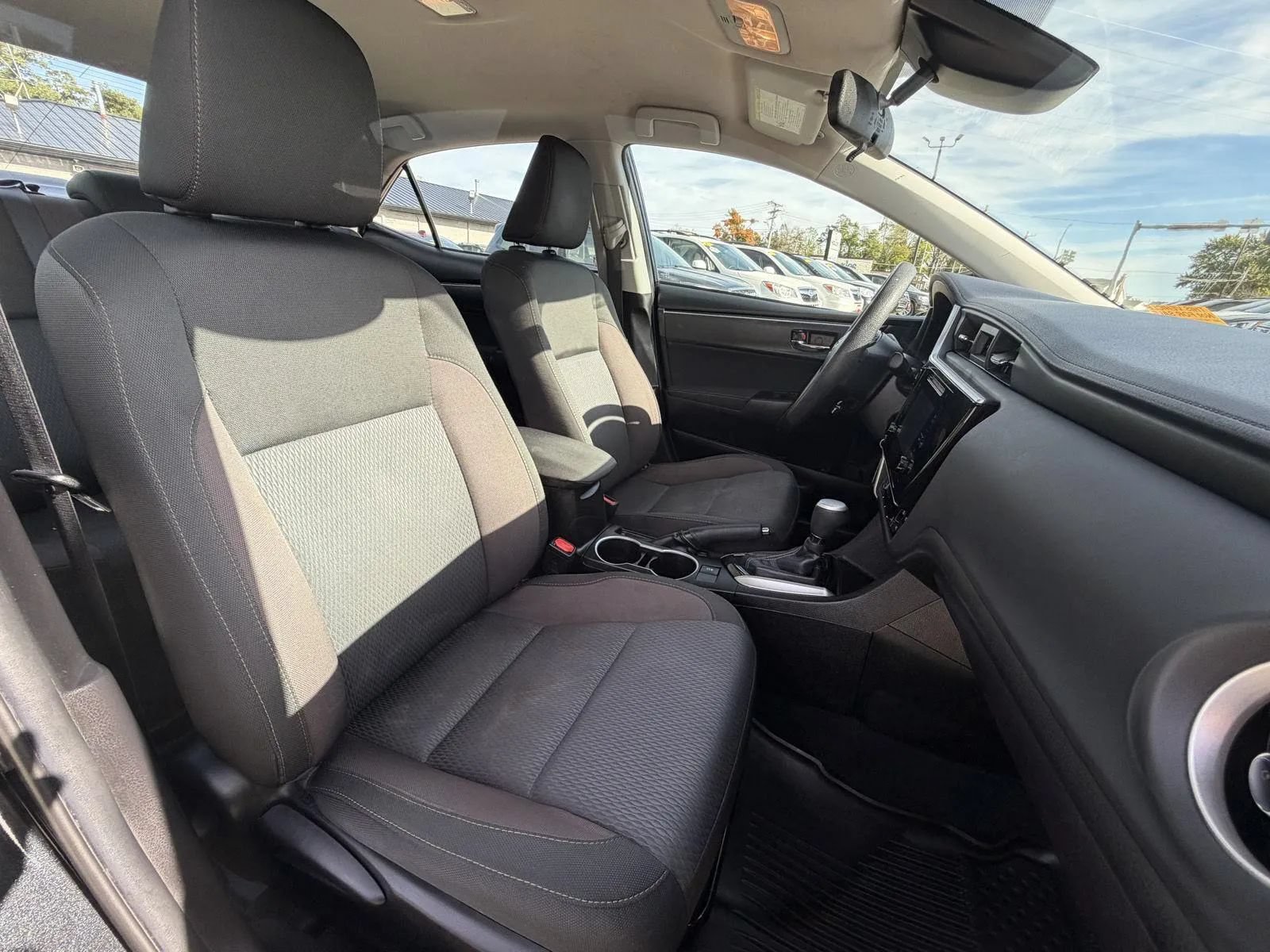 Used 2018 Toyota Corolla LE FWD image 15