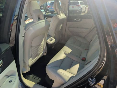 Used 2019 Volvo XC60 T5 Momentum w/ Premium Package AWD/4WD image 28