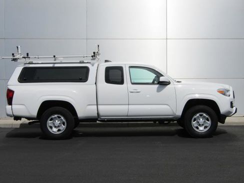 Used 2020 Toyota Tacoma SR AWD/4WD image 3