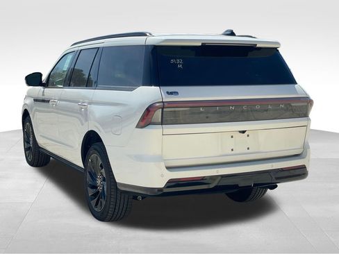 New 2026 Lincoln Navigator Reserve w/ Jet Appearance Package AWD/4WD image 3