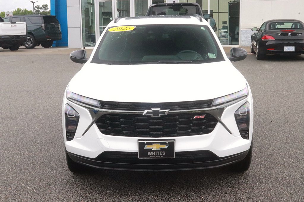 Used 2025 Chevrolet Trax RS w/ Sunroof Package FWD image 2