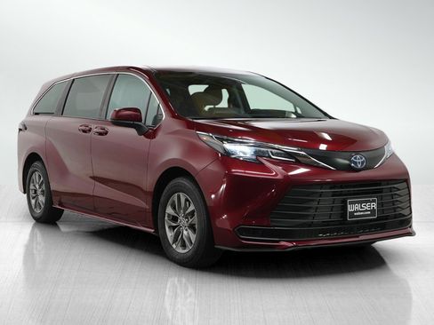 Used 2024 Toyota Sienna LE image 7